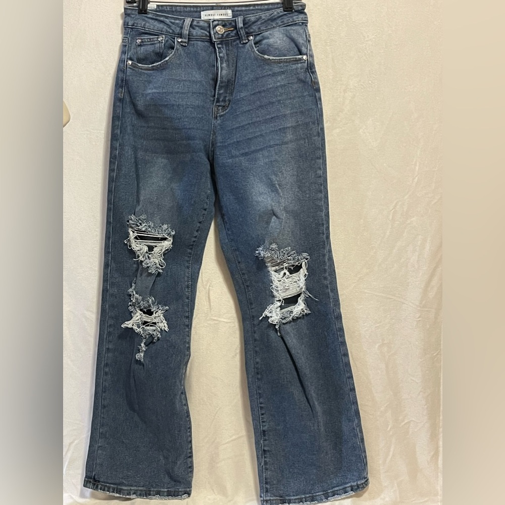 🌟- Almost Famous Mom Jeans distressed🌟